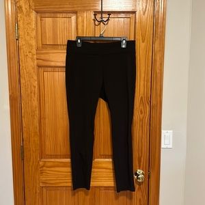 Full length black fitted dress pants in size large. Has a stretchy waistband.